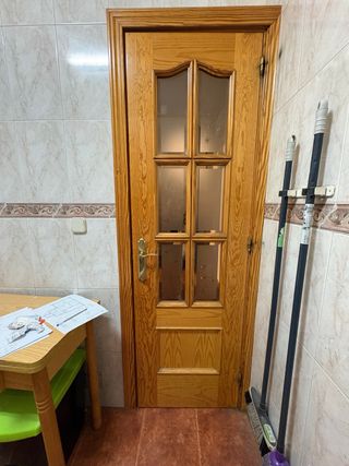 Puerta madera maciza con cristales