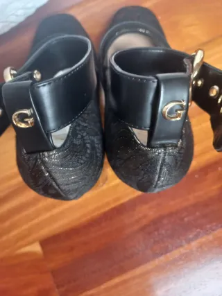 Zapatos de tacón negros y dorados