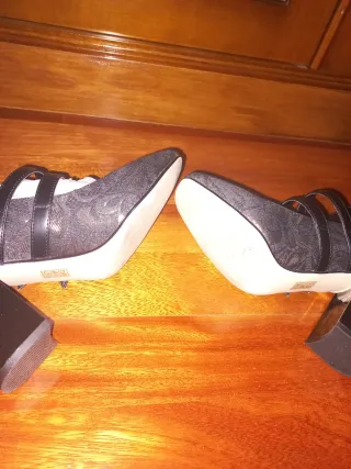 Zapatos de tacón negros y dorados