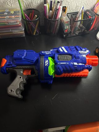 Pistola de dardos azul y naranja