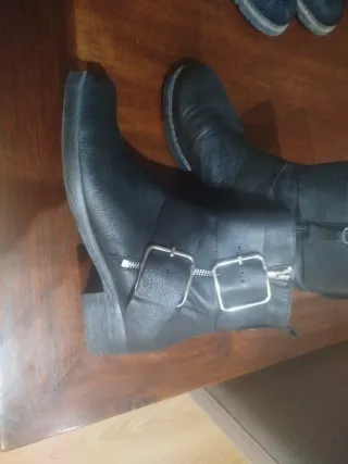 DOS PARES DE BOTAS Botas de PIEL negras i azul mar