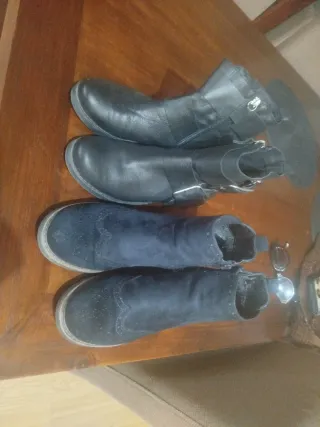 DOS PARES DE BOTAS Botas de PIEL negras i azul mar