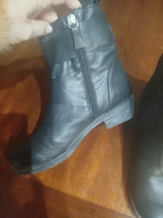 DOS PARES DE BOTAS Botas de PIEL negras i azul mar