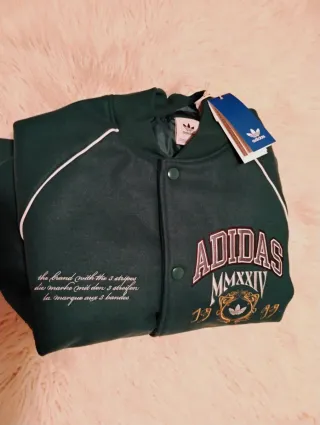 Chaqueta Adidas estilo universitario verde
