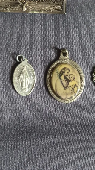 Baúl de plata y colgantes religiosos
