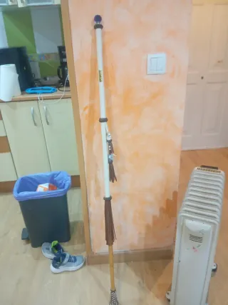 Bastones forrados en blanco con colgantes