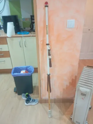 Bastones forrados en blanco con colgantes