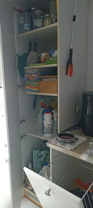 Muebles de cocina beige y marrón