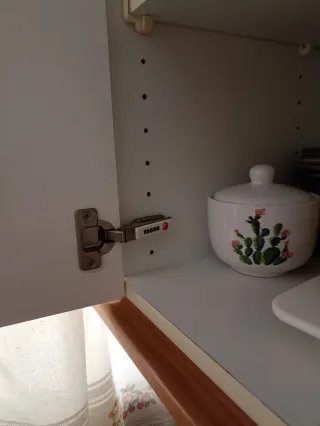 Muebles de cocina beige y marrón