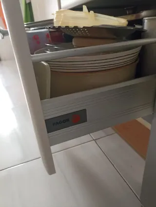 Muebles de cocina beige y marrón