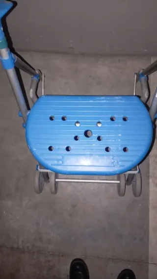 Andador para personas mayores con sillon