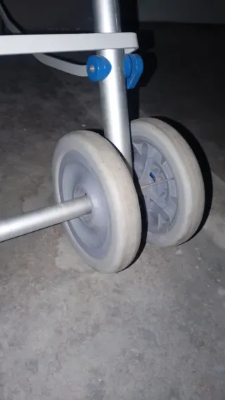 Andador para personas mayores con sillon