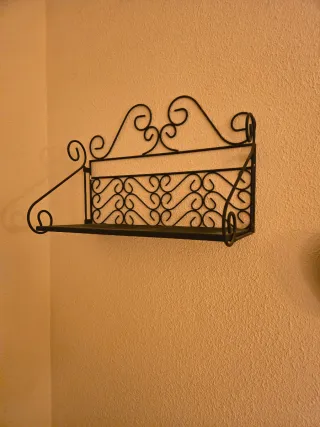 Scaffale in ferro battuto nero