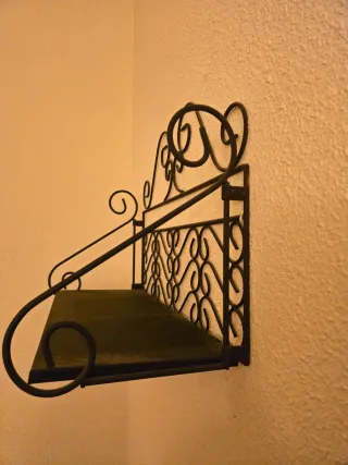 Scaffale in ferro battuto nero