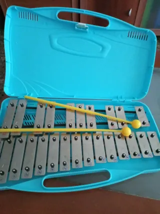 Lira musical azul con baquetas