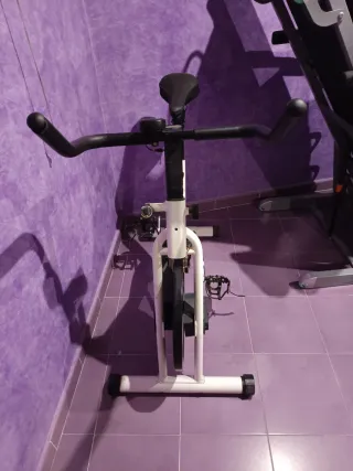 Bicicleta estática blanca