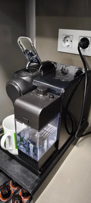 Cafetera Nespresso Negra