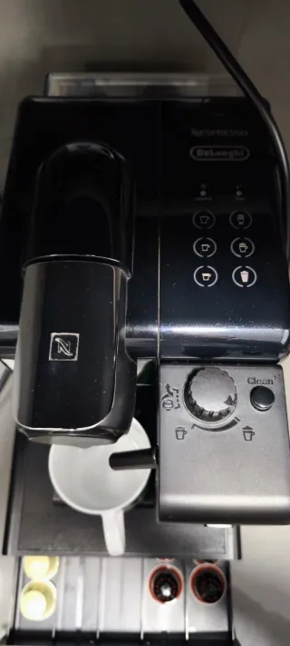Cafetera Nespresso Negra