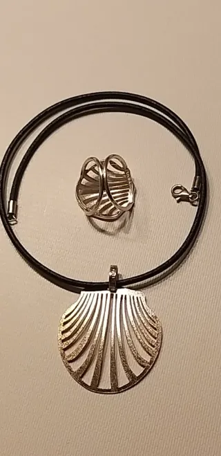 Conjunto Tous collar corto y anillo concha plata