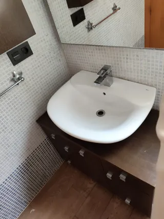 Muebles de baño, espejo y luz