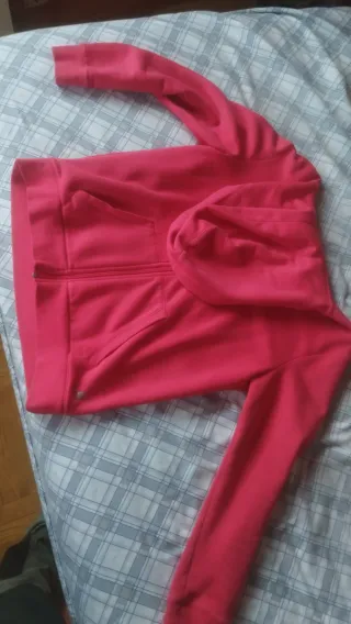 Chaqueta deportiva rosa con cremallera