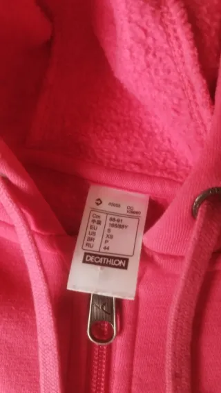 Chaqueta deportiva rosa con cremallera