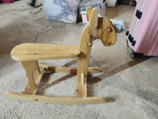 Caballo balancín de madera para niños