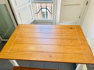 Mesa de cocina con bancos