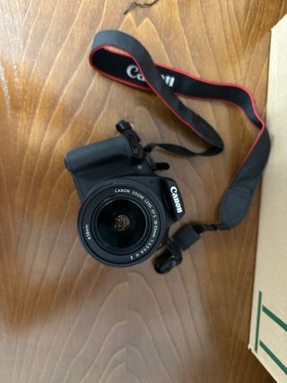 Câmara Canon EOS 2000D EF-S 18-55 IS II kit