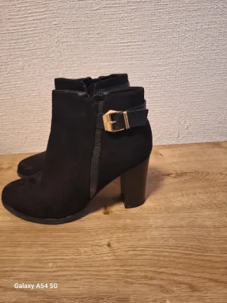 Botines negros mujer con hebilla dorada