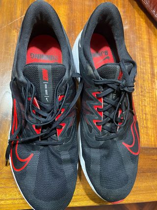Zapatillas Nike Running Negras y Rojas
