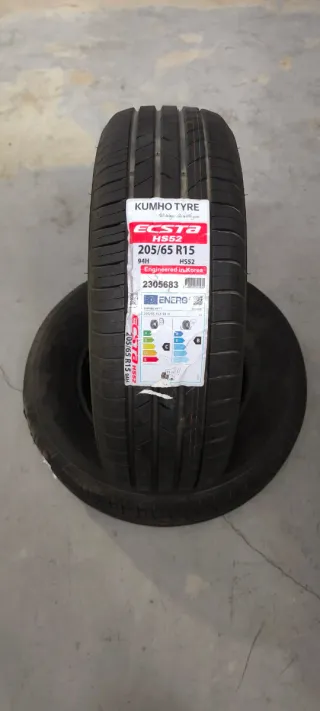 2 Neumáticos Nuevos Kumho Ecsta HS52 205/65 R15 94