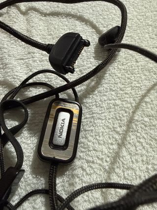 Auriculares Nokia antiguo con cable
