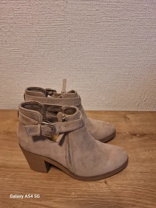 Botines mujer beige con hebillas