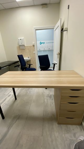 Escritorio de madera con cajonera