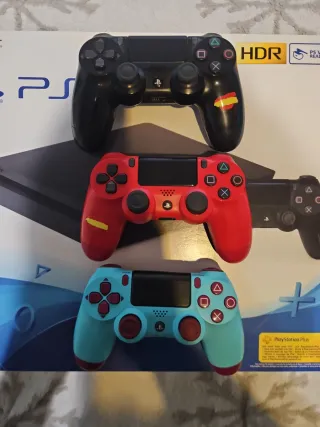 PS4 (PlayStation 4) con 3 controller e giochi