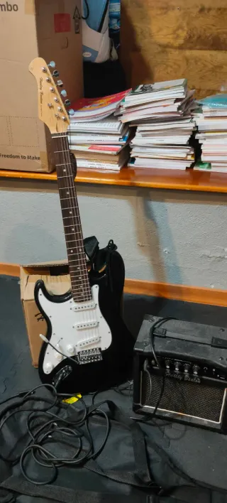 Guitarra Eléctrica Negra con Amplificador