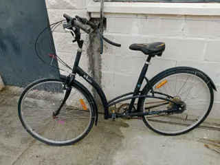 Bicicleta de paseo Btwin negra