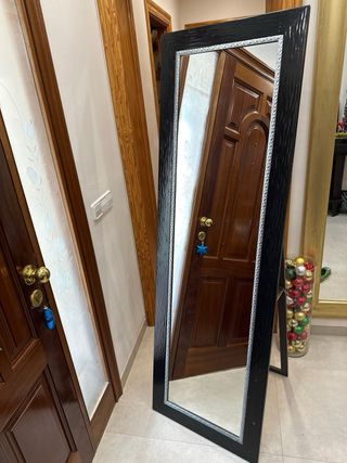 Espejo de pie negro y plateado