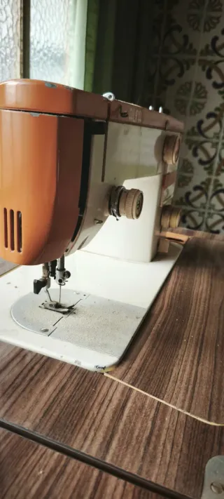 Mueble y máquina de coser Alfa