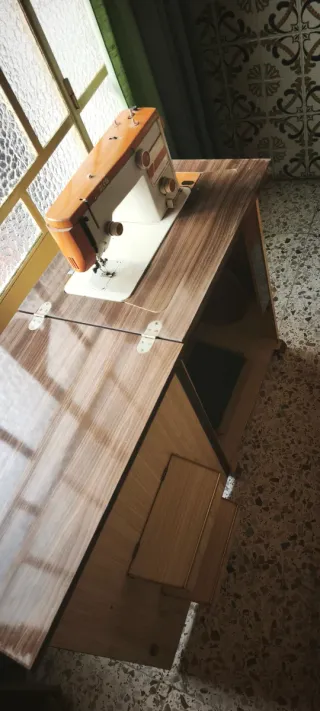Mueble y máquina de coser Alfa