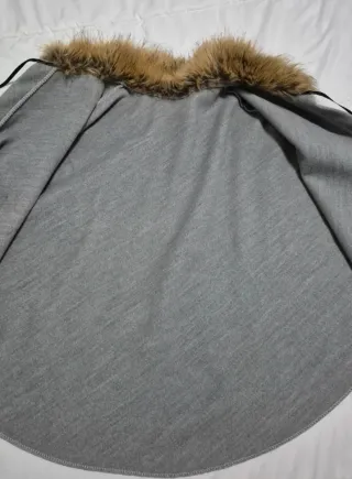 Elegante Capa Gris con Cuello de Pelo