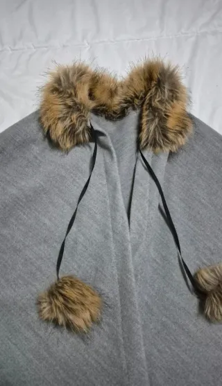 Elegante Capa Gris con Cuello de Pelo