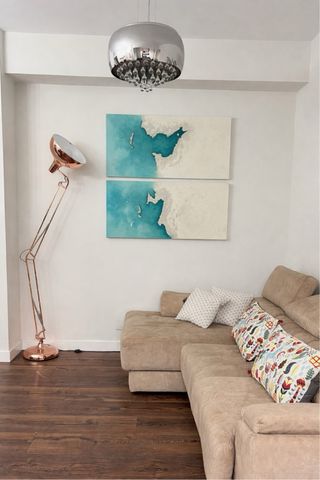 Lámpara de pie de metal color bronce metalico