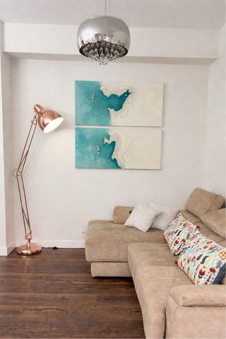 Lámpara de pie de metal color bronce metalico