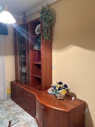 Mueble de salón madera y cristal