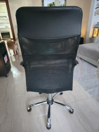 Silla de oficina ergonómica negra