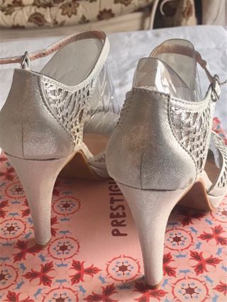 Tacones plateados con pedrería