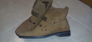 Botines marrones con adornos dorados