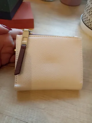 Billetera Parfois loro y flores